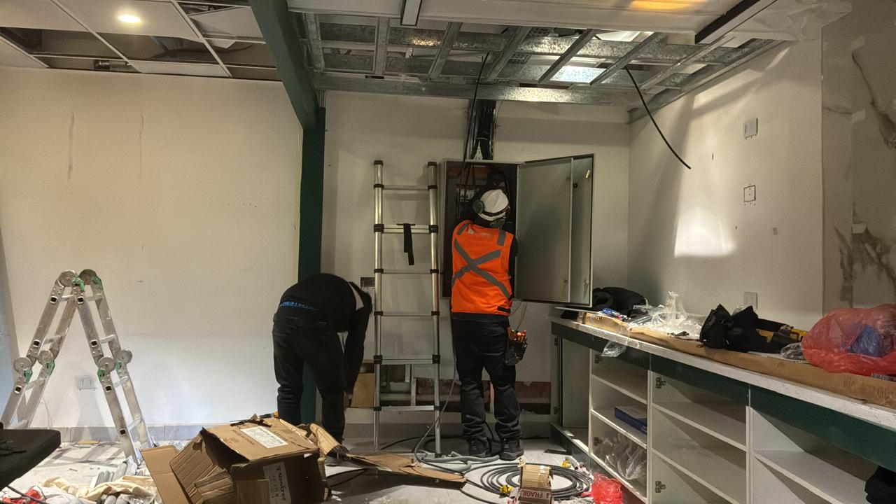 Equipo técnico realizando instalación eléctrica comercial