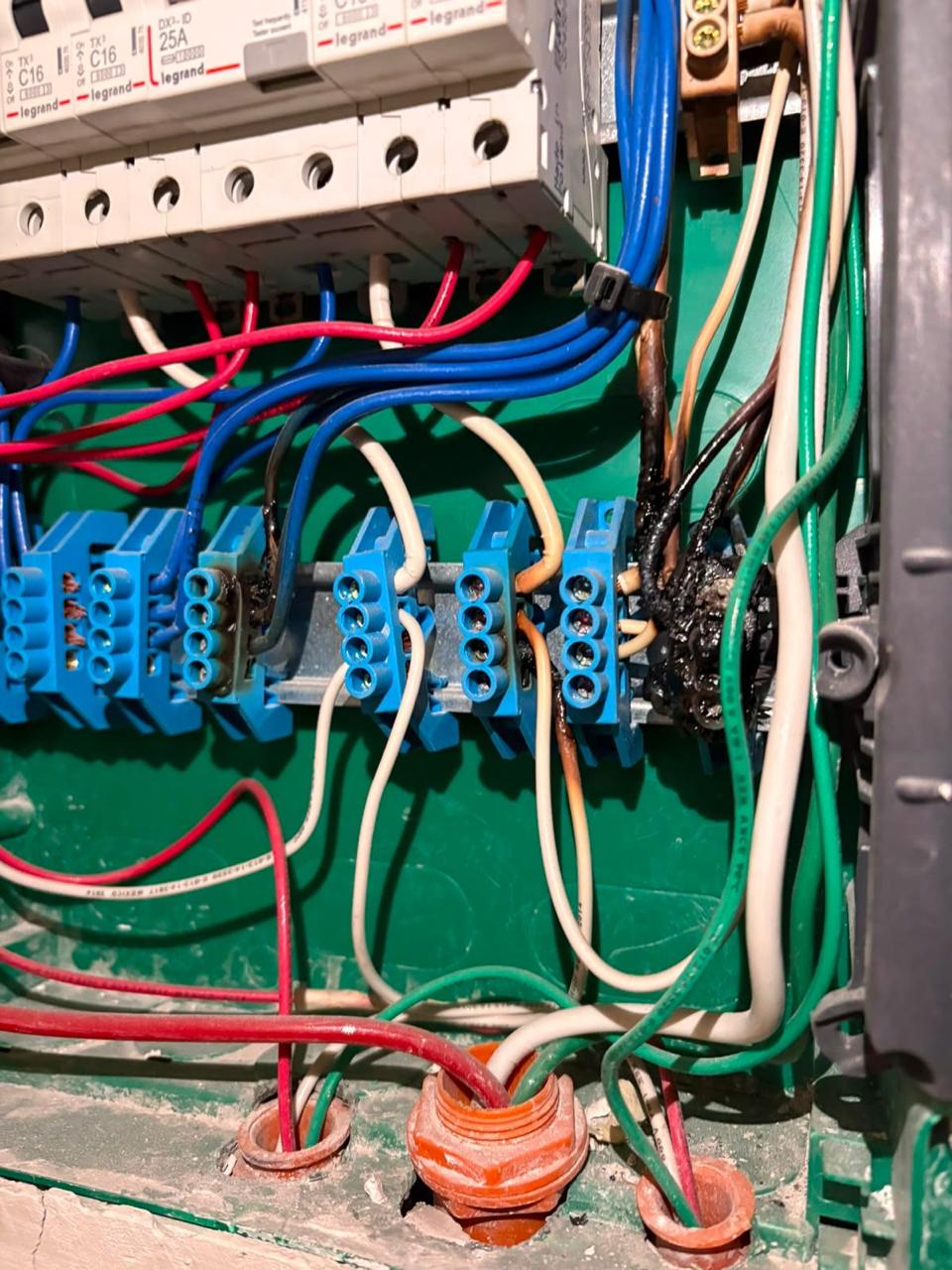 Tablero eléctrico con conexiones dañadas antes de la reparación